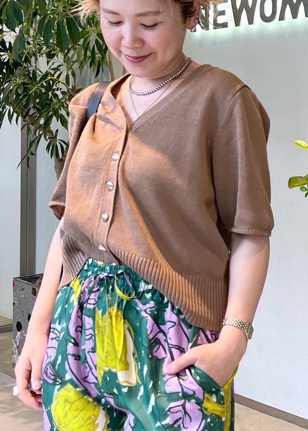 ブラック系のローファー、イエロー系のカーディガン/ボレロ、グリーン系のその他パンツを着用したレディースの夏コーディネートの7枚目の写真