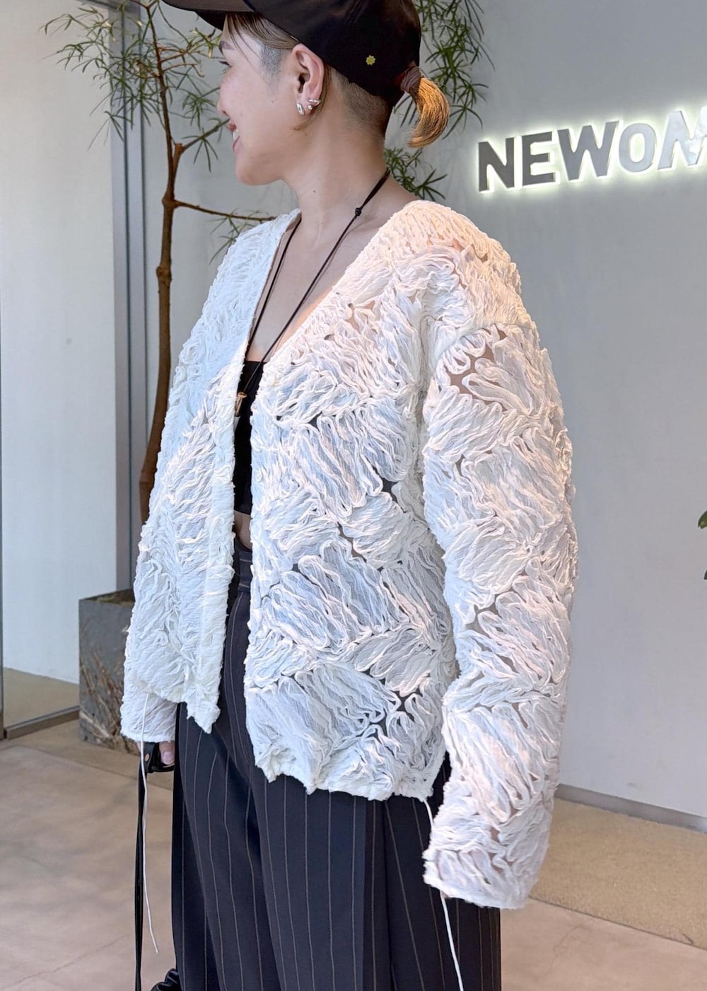 グレー系のその他パンツ、ブラック系のショルダーバッグ、ホワイト系のシャツ/ブラウスを着用したレディースの夏コーディネートの8枚目の写真