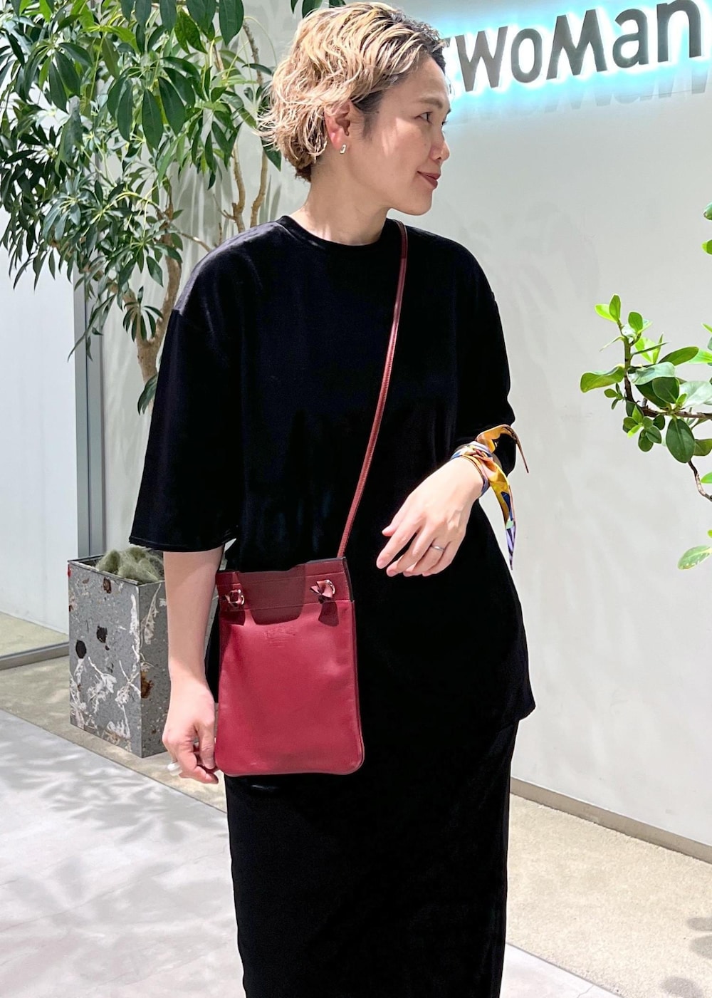 ブラック系のスカート、ブラック系のTシャツ/カットソー、ブラック系のパンプスを着用したレディースの夏コーディネートの3枚目の写真