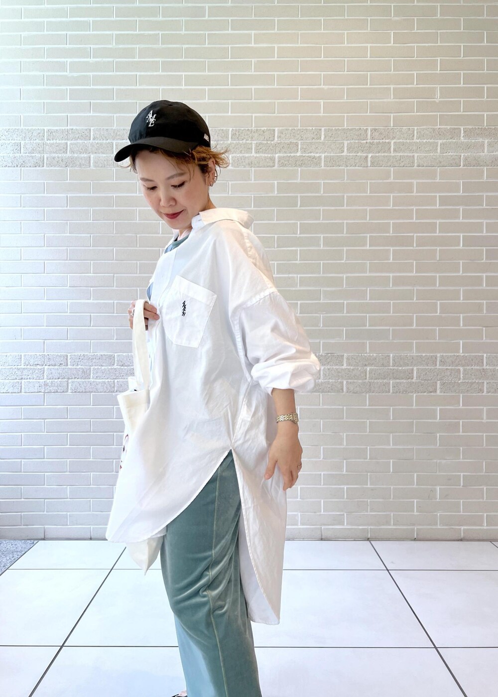 ホワイト系のシャツ/ブラウス、グリーン系のスカート、グリーン系のTシャツ/カットソーを着用したレディースの夏コーディネートの9枚目の写真