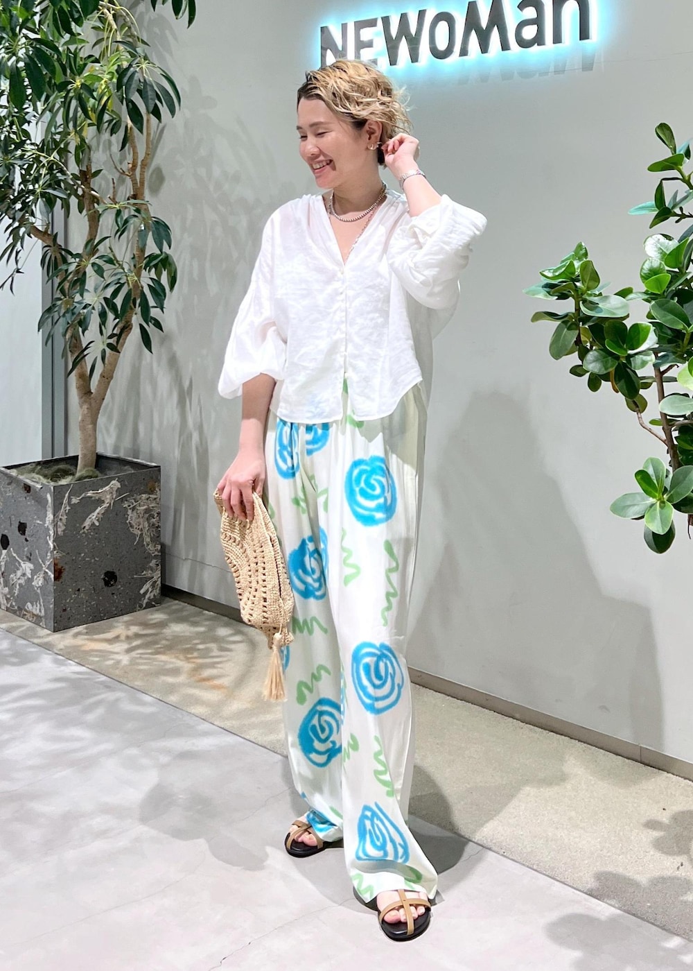「サロンアダムエロペ、40代コーデ、SUKU、SUKU HOME、スク、スクホーム、MAISON N.H PARIS、メゾンエヌアッシュパリ、MOHI、モヒ、初春コーデ、春コーデ、初夏コーデ、夏コーデ、デートコーデ」｜「MOHIの【MOHI（モヒ）】サンダル（サンダル、ベージュ系）」を使った、Hiromさん（レディース・154cm）の春コーディネートの3枚目の写真