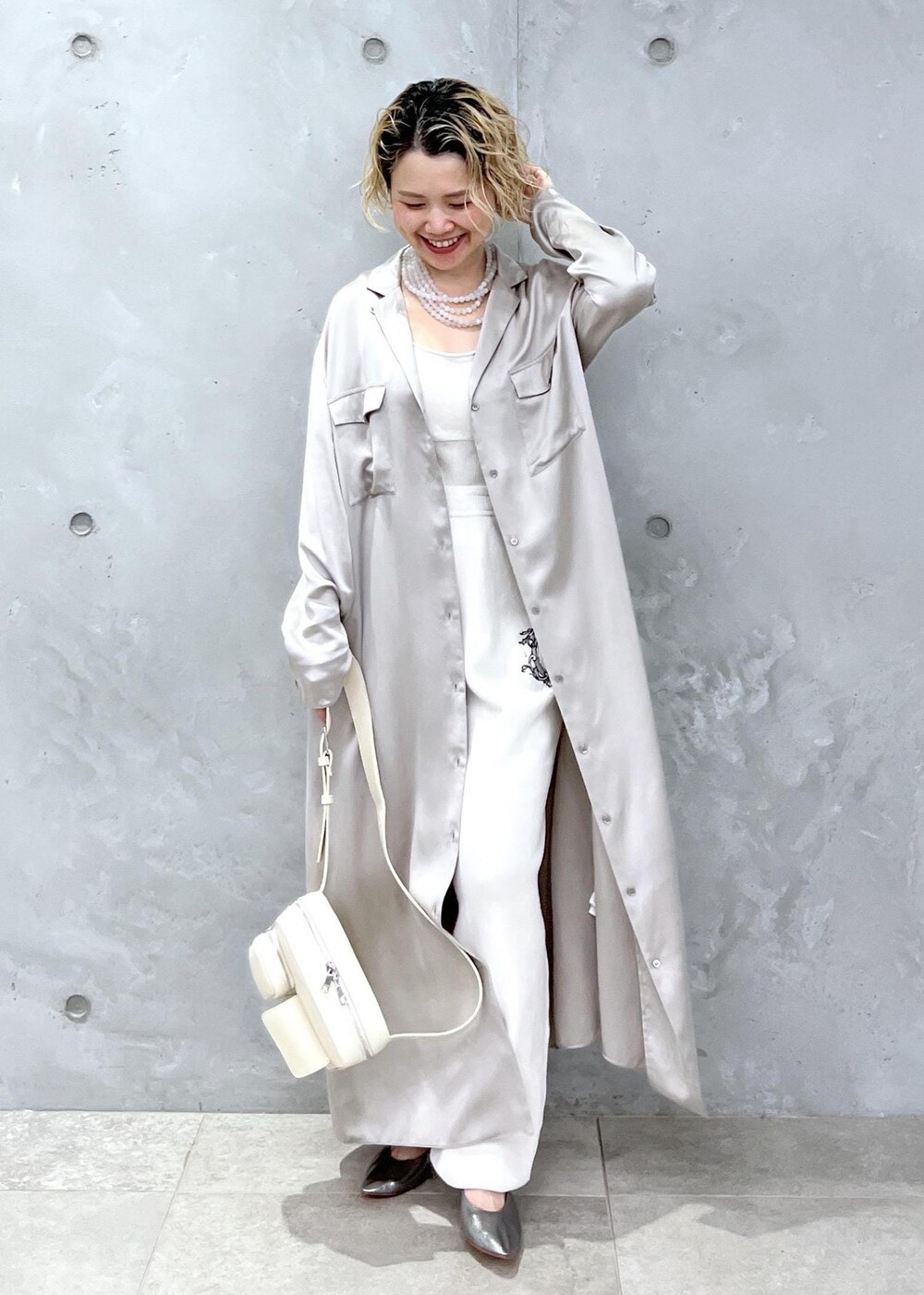 ホワイト系のタンクトップ、ホワイト系のその他パンツ、グレー系のシャツワンピースを着用したレディースの秋コーディネートの4枚目の写真