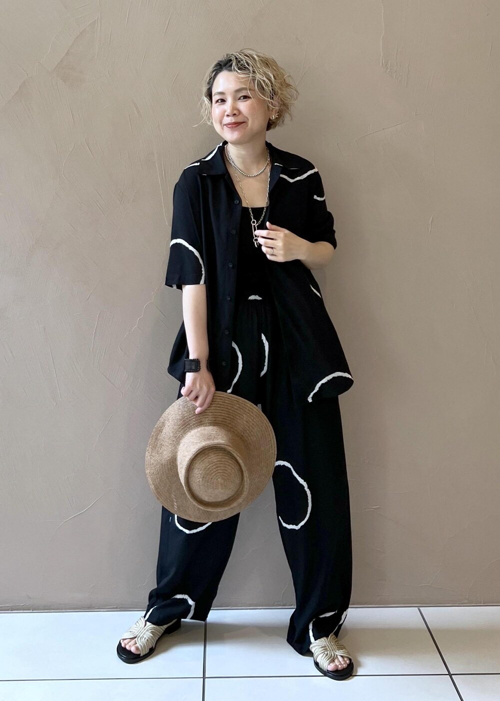 ゴールド系のサンダル、ブラック系のタンクトップ、ブラック系のルームウェア/パジャマを着用したレディースの春コーディネートの4枚目の写真