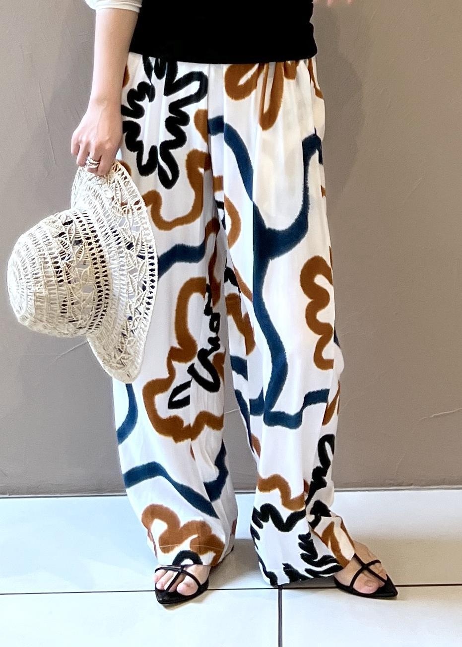 ブラック系のサンダル、ブラック系のタンクトップ、ホワイト系のカーディガン/ボレロを着用したレディースの春コーディネートの8枚目の写真