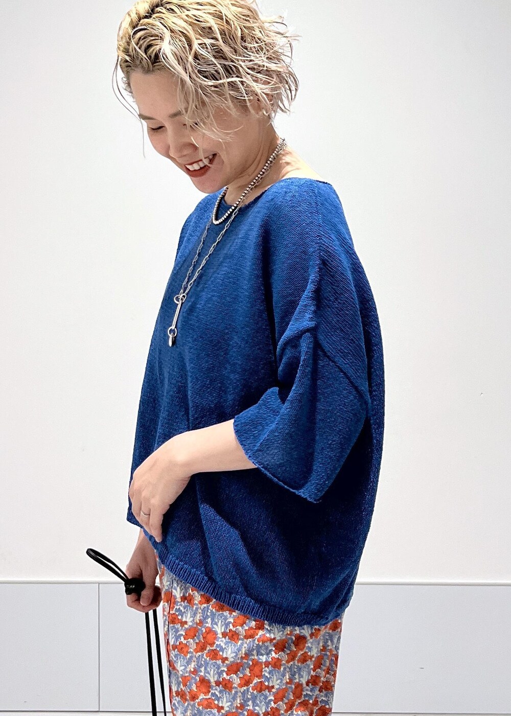 シルバー系のサンダル、ブラック系のショルダーバッグ、ブルー系のその他パンツを着用したレディースの夏コーディネートの6枚目の写真