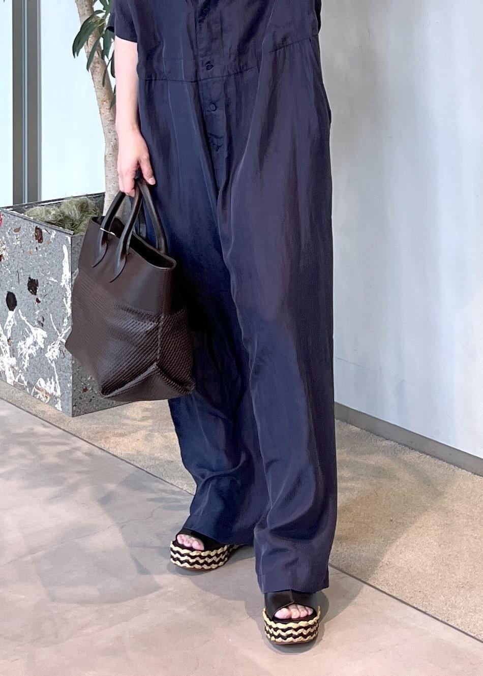ブラウン系のトートバッグ、ブラック系のサンダル、ブルー系のつなぎ/オールインワンを着用したレディースの夏コーディネートの9枚目の写真