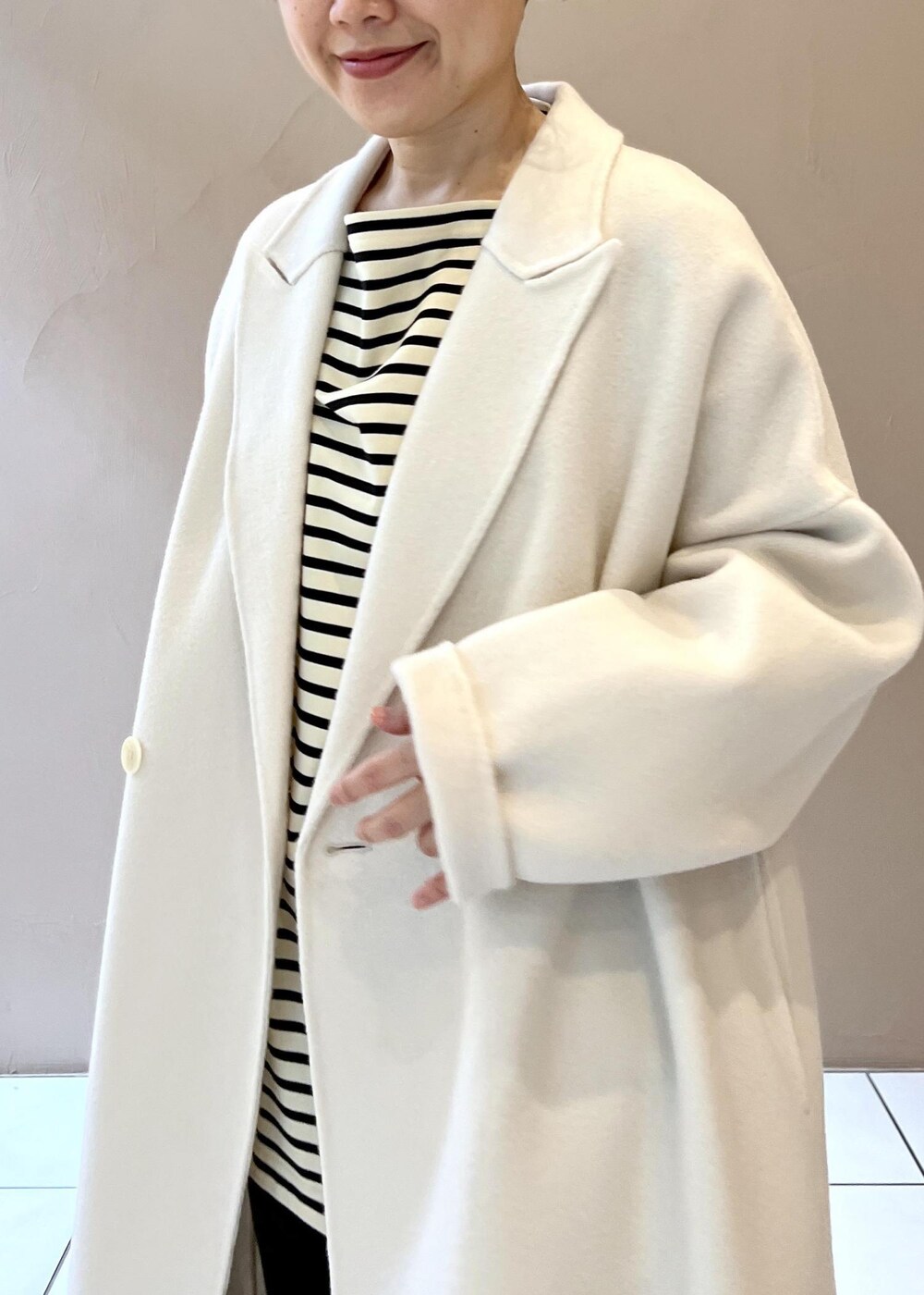 ホワイト系のその他アウター、シルバー系のパンプス、ブラック系のその他パンツを着用したレディースの秋コーディネートの7枚目の写真