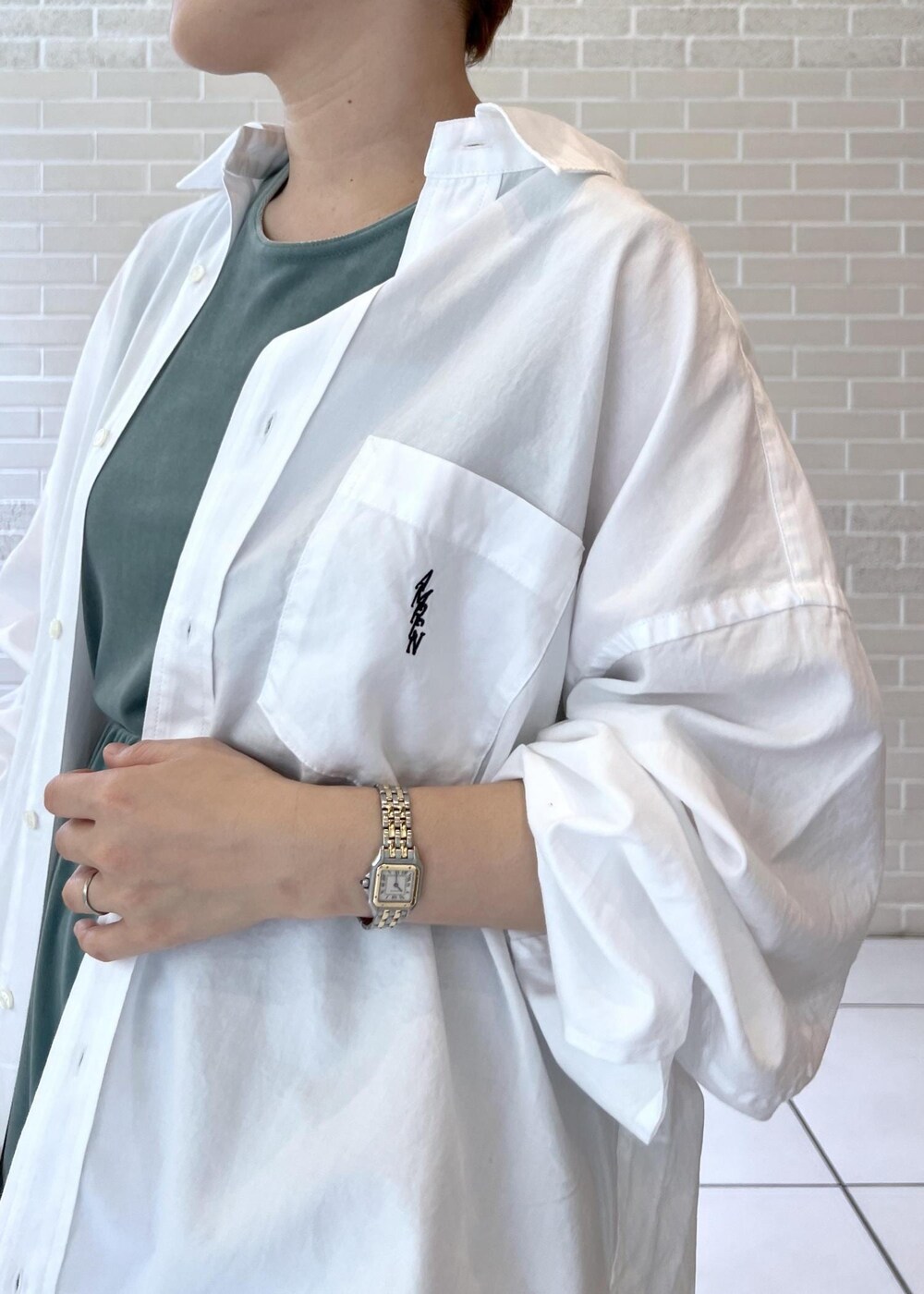 ホワイト系のシャツ/ブラウス、グリーン系のスカート、グリーン系のTシャツ/カットソーを着用したレディースの夏コーディネートの6枚目の写真