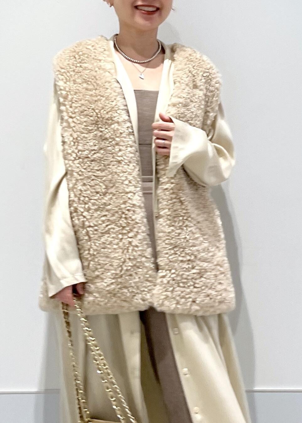 グレー系のカーゴパンツ、ベージュ系のベスト、グレー系のキャミソールを着用したレディースの秋コーディネートの6枚目の写真