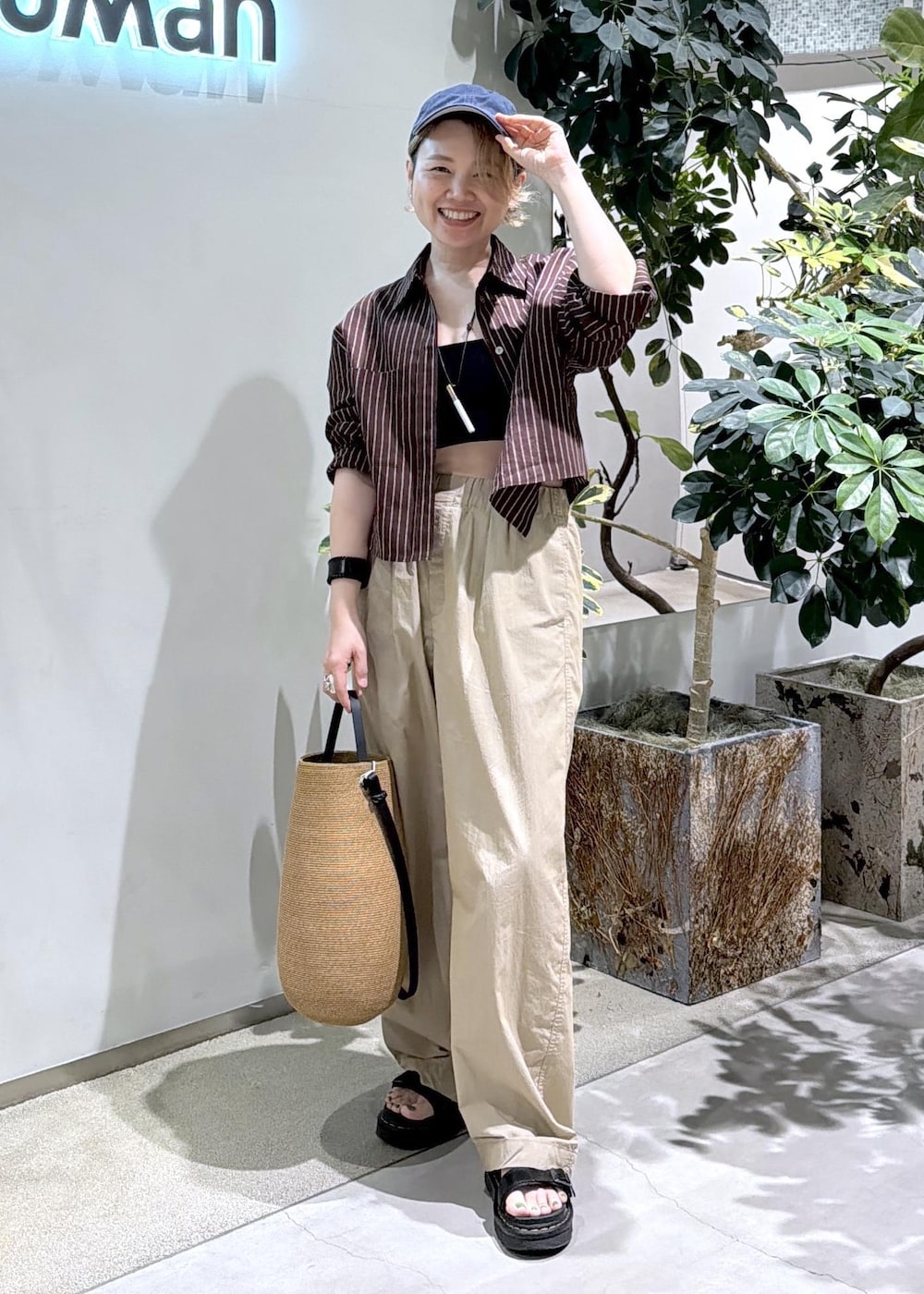ベージュ系のその他パンツ、ブラウン系のシャツ/ブラウスを着用したレディースの春コーディネートの3枚目の写真