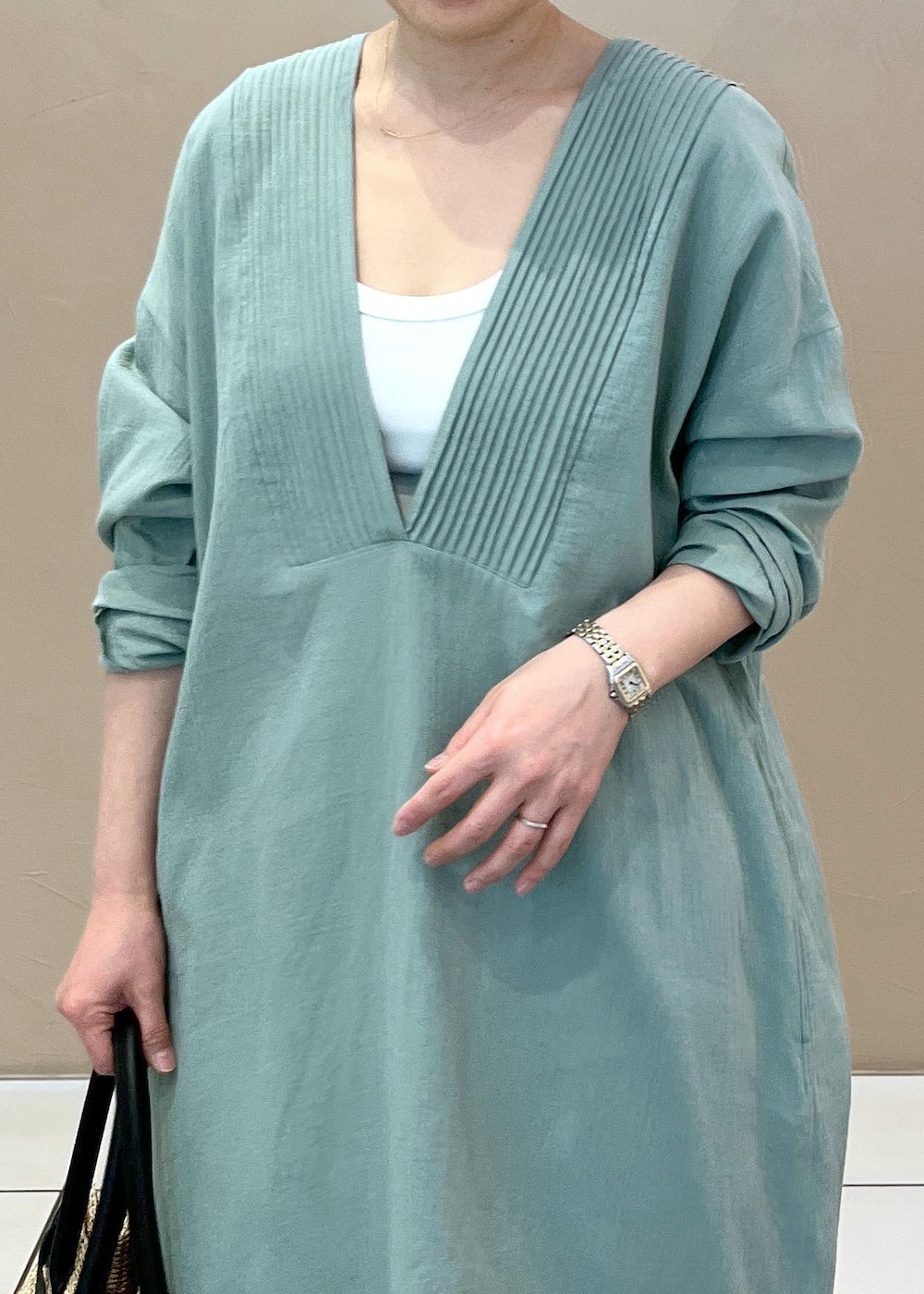 ホワイト系のトートバッグ、グリーン系のワンピース、ホワイト系のその他パンツを着用したレディースの春コーディネートの7枚目の写真