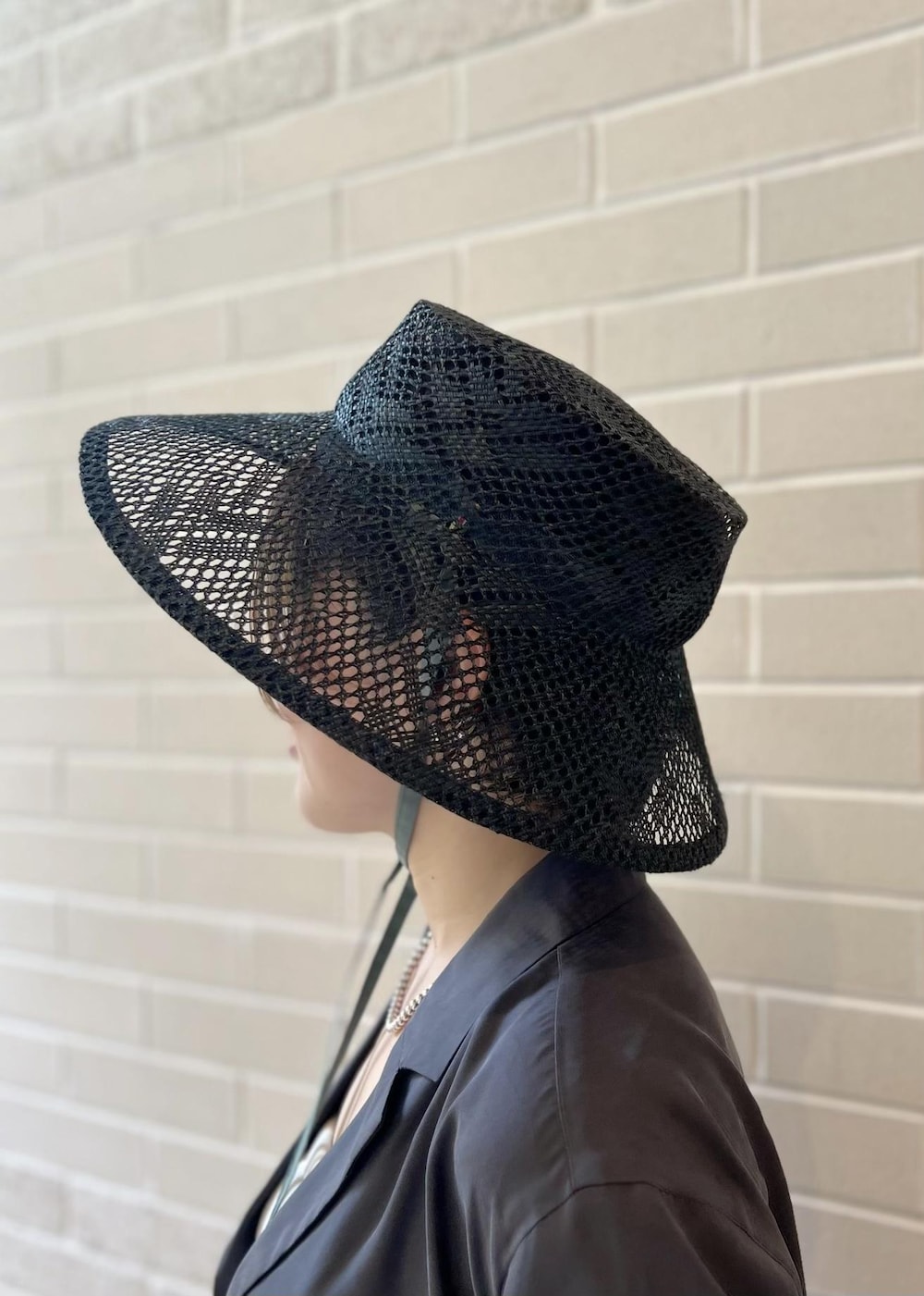 グレー系のスカート、グレー系のシャツ/ブラウス、ホワイト系のチューブトップを着用したレディースの春コーディネートの9枚目の写真