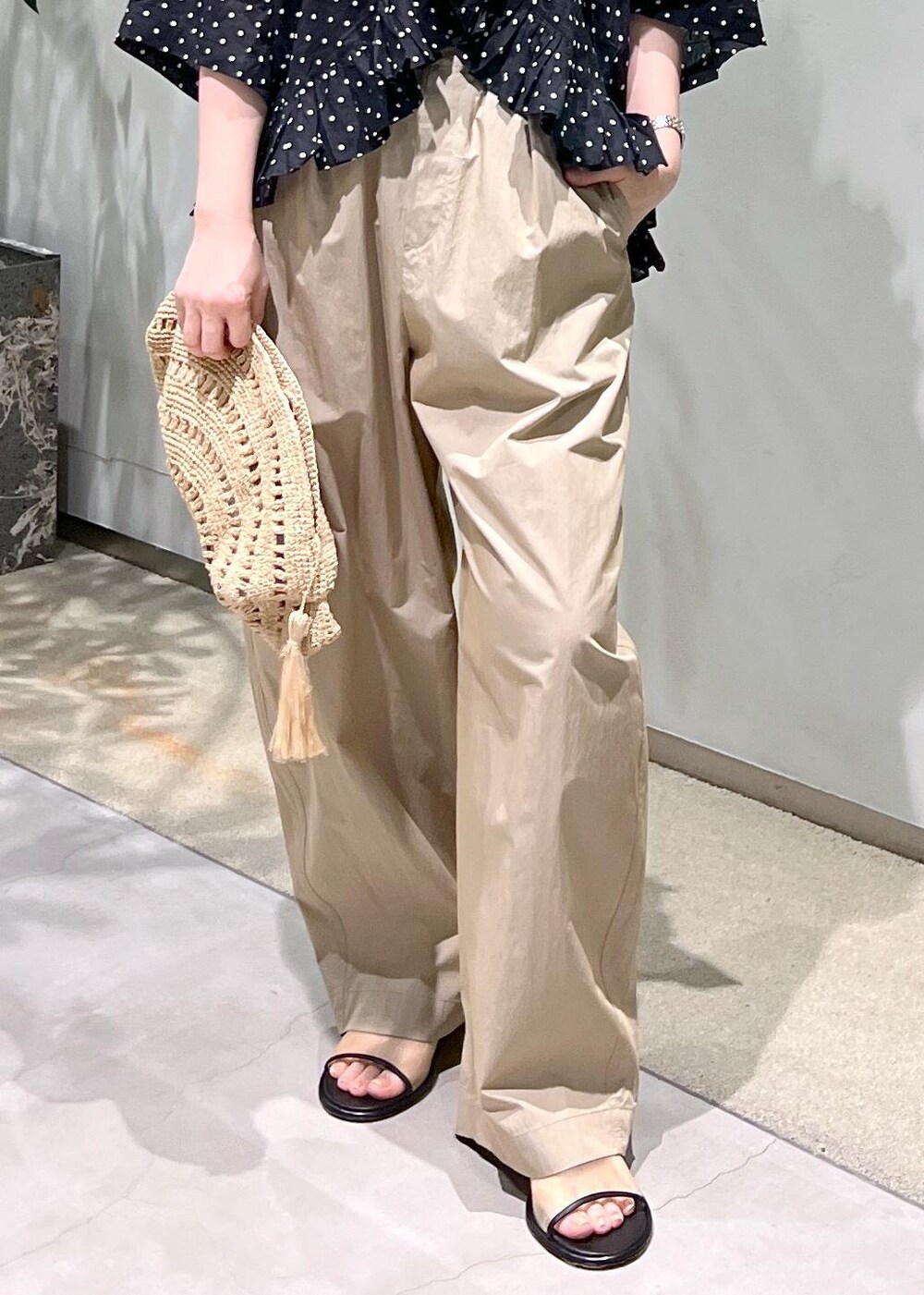 ベージュ系のその他パンツ、ブラック系のシャツ/ブラウス、ホワイト系のサンダルを着用したレディースの春コーディネートの8枚目の写真
