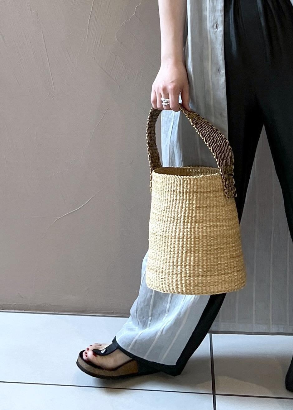 ブラック系のその他パンツ、イエロー系のタンクトップ、ブルー系のワンピースを着用したレディースの夏コーディネートの8枚目の写真