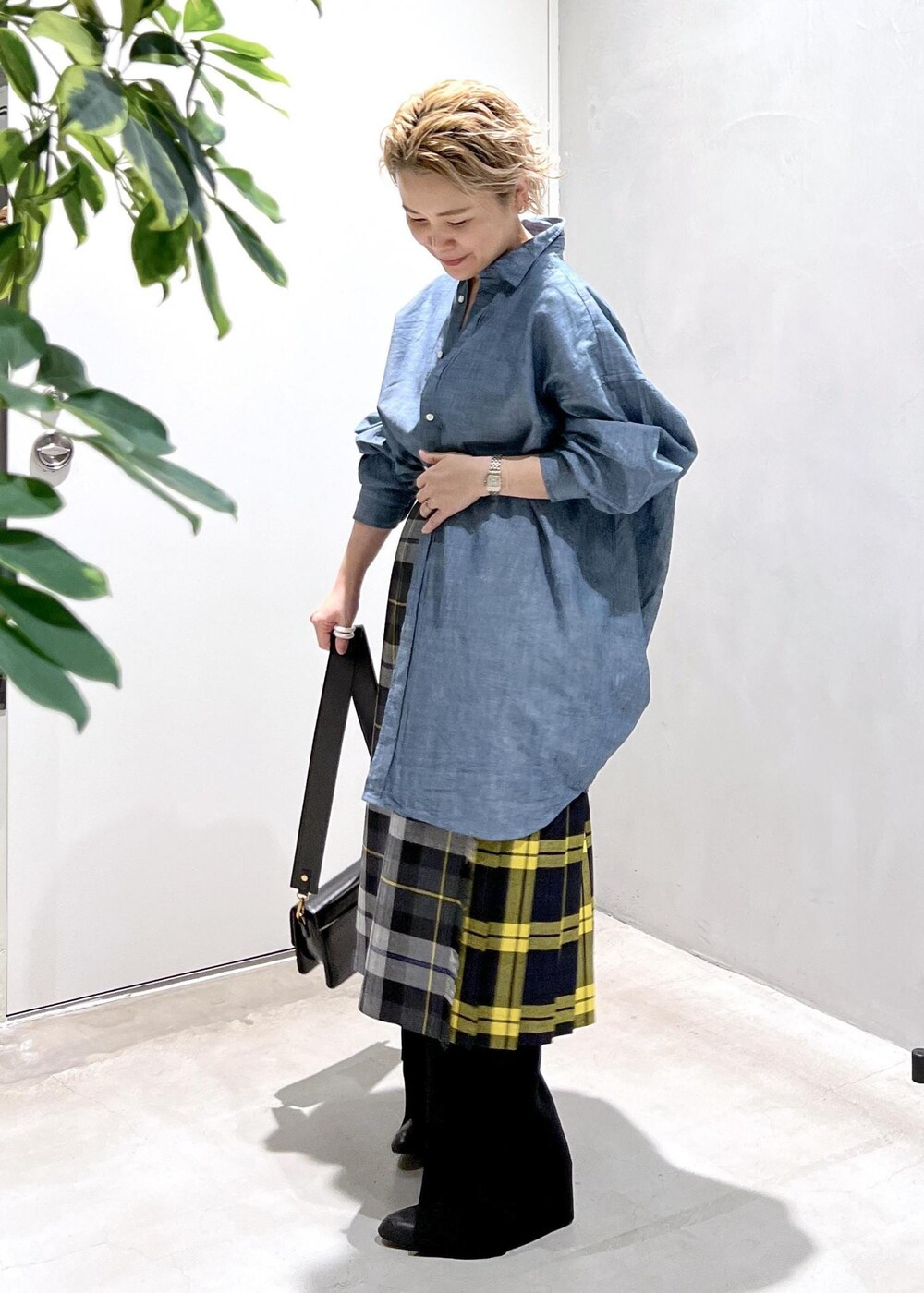 ブラック系のショルダーバッグ、ブラック系のその他パンツ、グレー系のスカートを着用したレディースの秋コーディネートの7枚目の写真