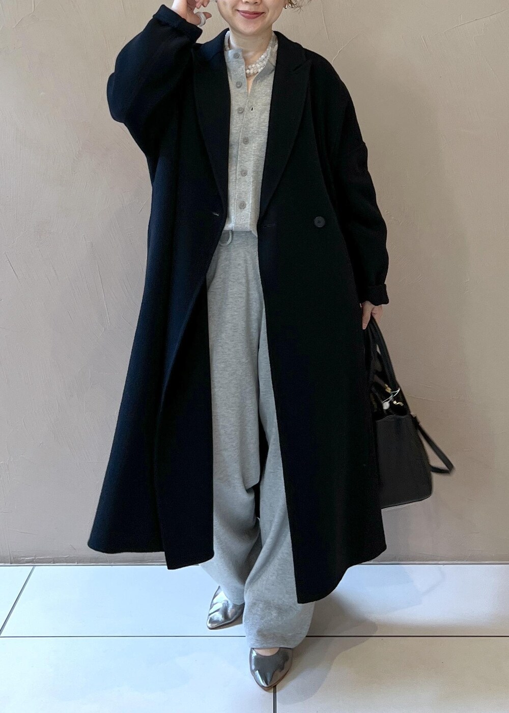 ブラック系のハンドバッグ、ブラック系のその他アウター、シルバー系のパンプスを着用したレディースの秋コーディネートの9枚目の写真