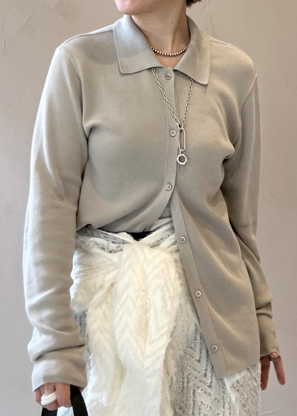 グレー系のカーディガン/ボレロ、ブラック系のショルダーバッグ、ホワイト系のシャツ/ブラウスを着用したレディースの秋コーディネートの5枚目の写真