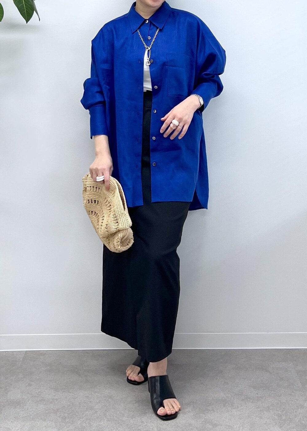 ブラック系のスカート、ブルー系のシャツ/ブラウス、ブラック系のサンダルを着用したレディースの冬コーディネートの9枚目の写真