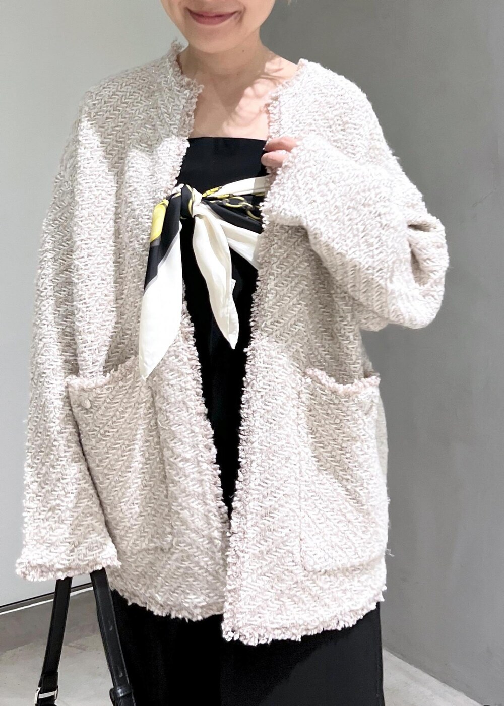 ブラック系のつなぎ/オールインワン、ベージュ系のカーディガン/ボレロ、ブラック系のブーツを着用したレディースの秋コーディネートの8枚目の写真