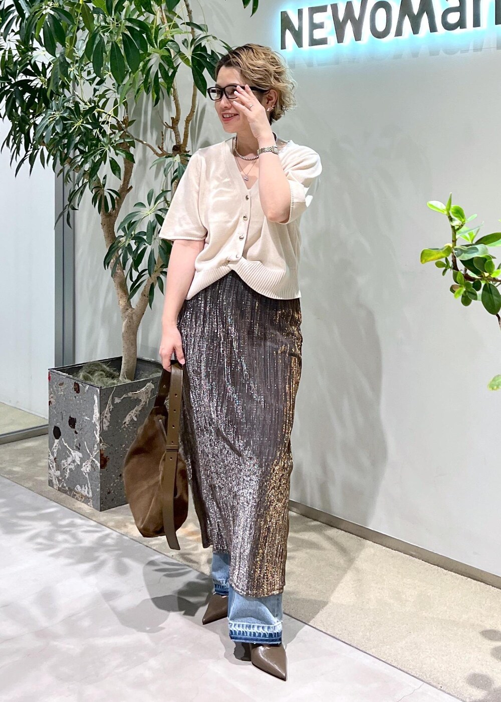 ホワイト系のカーディガン/ボレロを着用したレディースの夏コーディネートの3枚目の写真