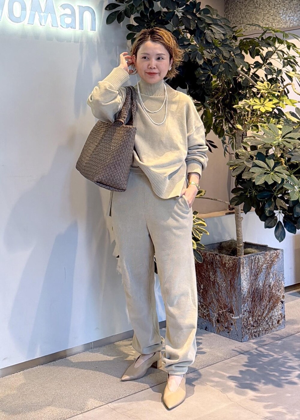 ベージュ系のパンプス、ホワイト系のニット/セーター、ホワイト系のその他パンツを着用したレディースの夏コーディネートの5枚目の写真