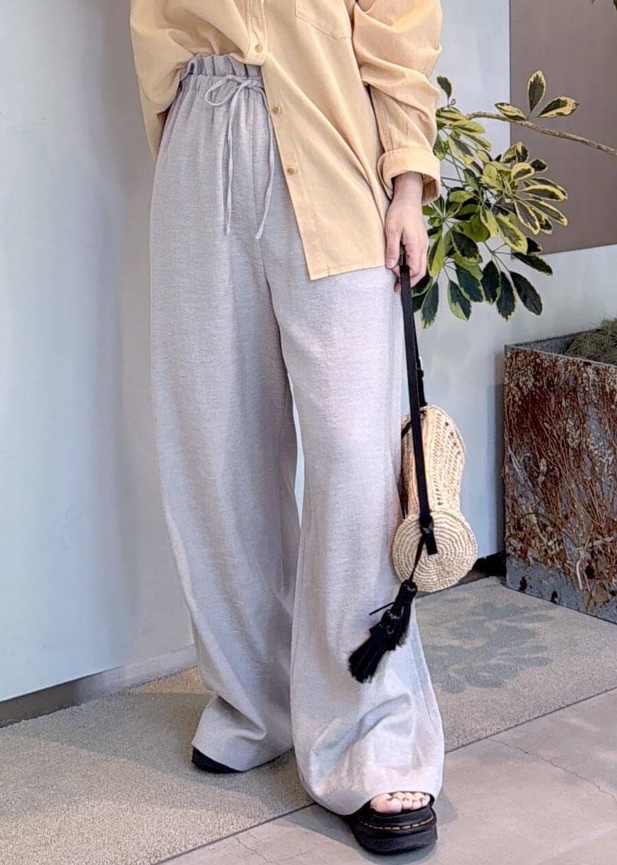 ベージュ系のショルダーバッグ、ベージュ系のその他パンツ、ベージュ系のシャツ/ブラウスを着用したレディースの夏コーディネートの7枚目の写真