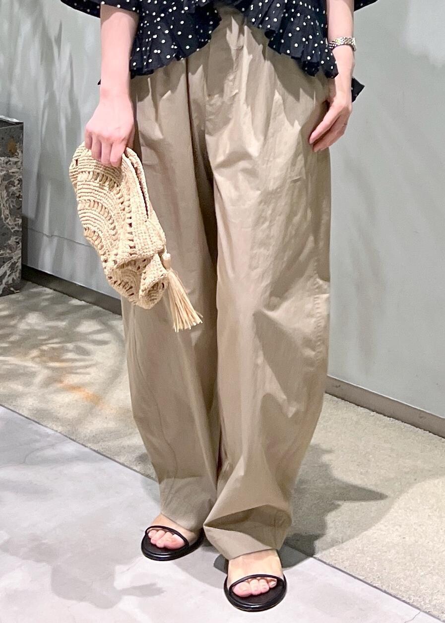 ベージュ系のその他パンツ、ブラック系のシャツ/ブラウス、ホワイト系のサンダルを着用したレディースの春コーディネートの9枚目の写真