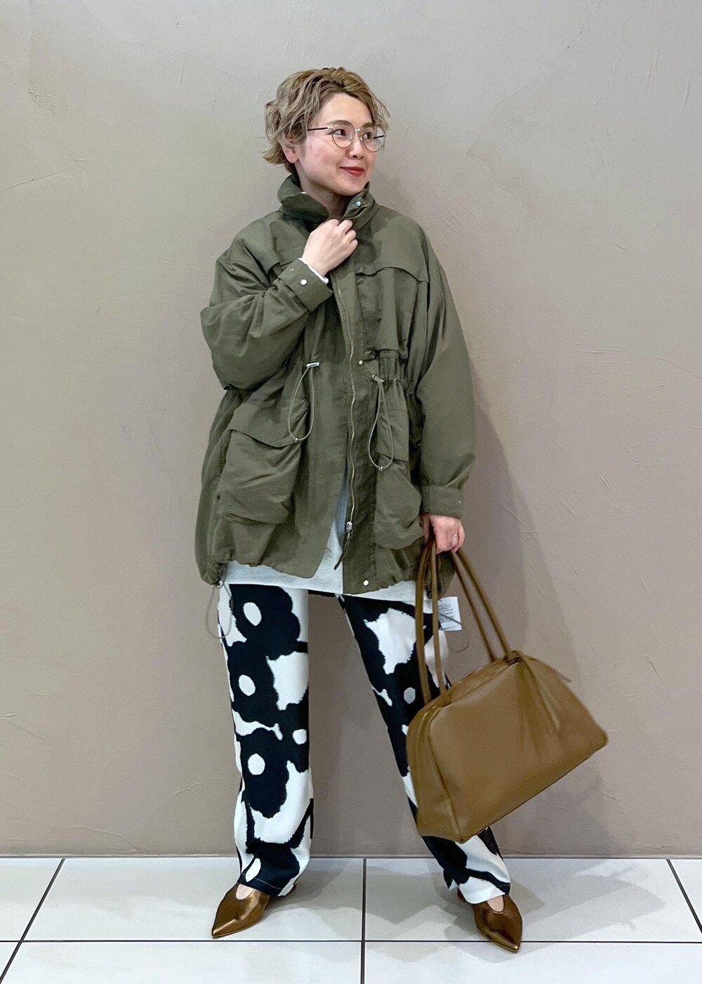 グリーン系のブルゾン、グレー系のスウェット、その他のパンプスを着用したレディースの春コーディネートの3枚目の写真