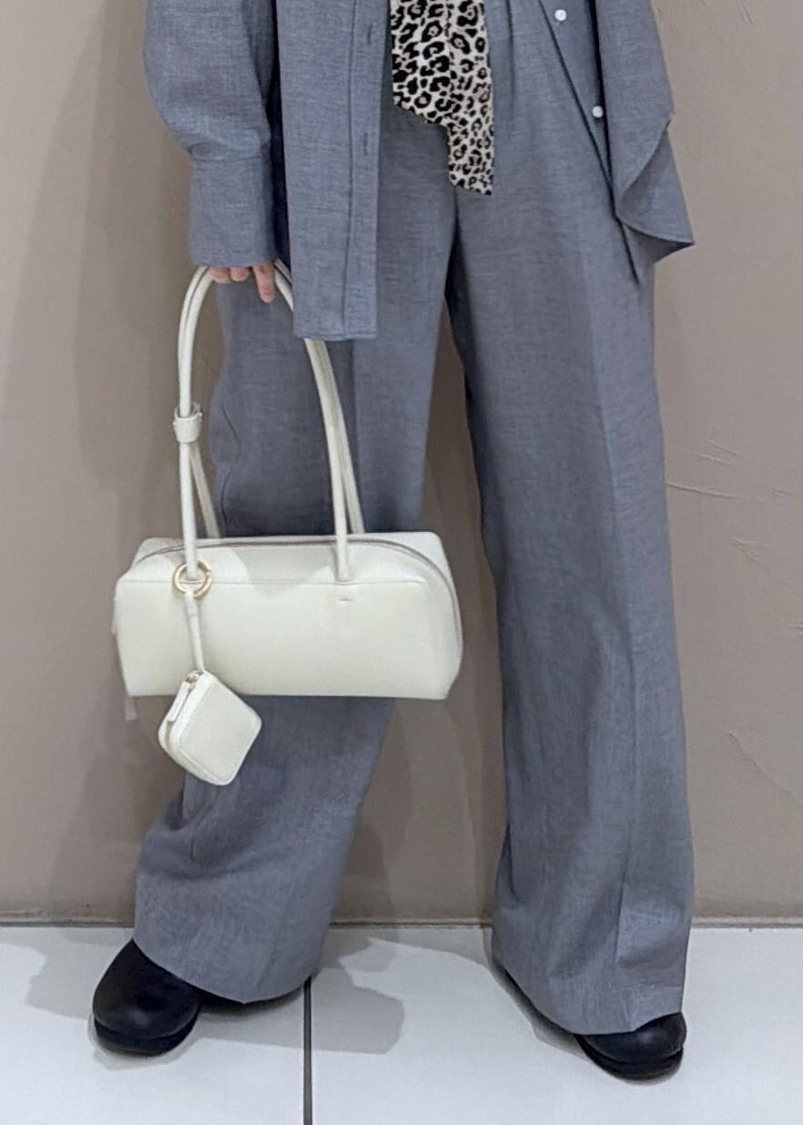 グレー系のシャツ/ブラウス、グレー系のその他パンツを着用したレディースの冬コーディネートの8枚目の写真