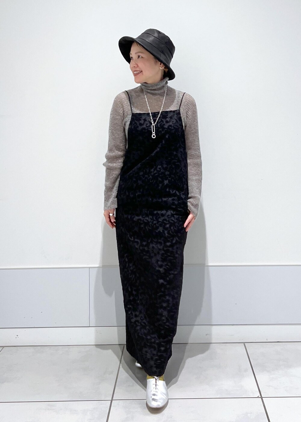 ベージュ系のベスト、ブラック系のワンピース、グレー系のニット/セーターを着用したレディースの秋コーディネートの8枚目の写真