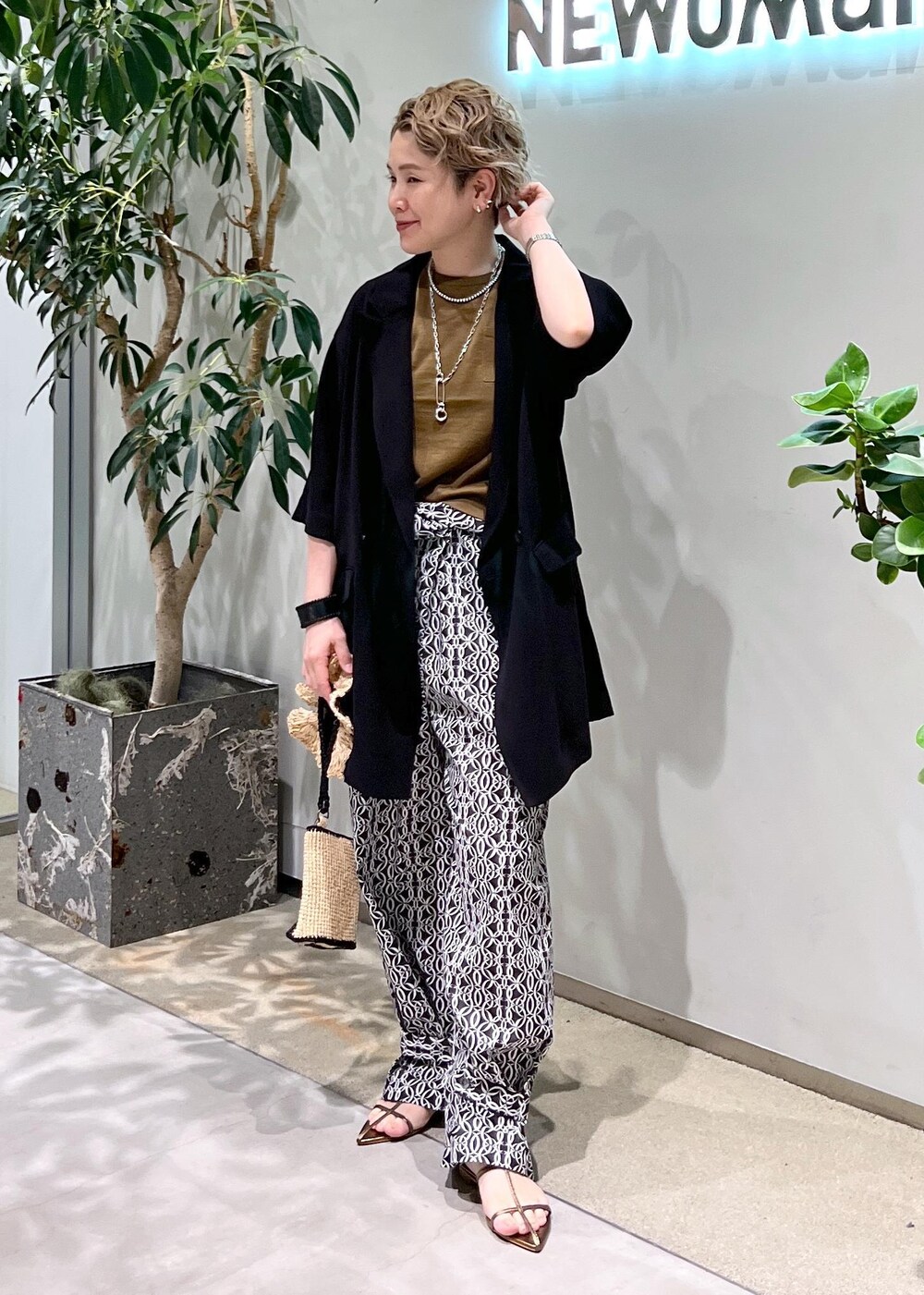 その他のサンダル、グリーン系のTシャツ/カットソー、ブラック系のテーラードジャケットを着用したレディースの夏コーディネートの3枚目の写真