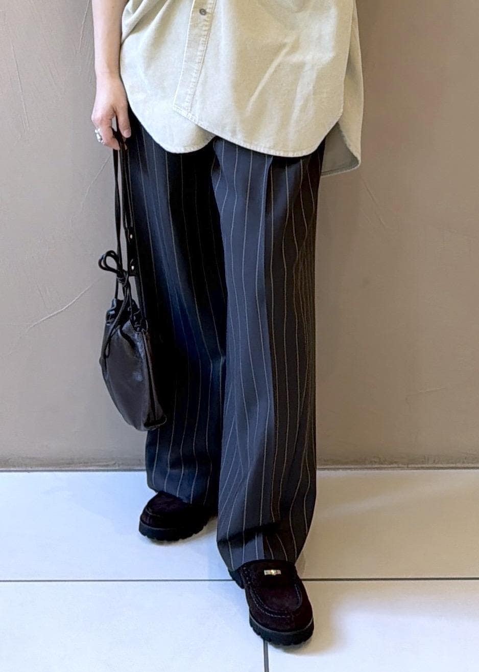 グレー系のその他パンツ、ブラウン系のショルダーバッグ、ブラウン系のローファーを着用したレディースの夏コーディネートの9枚目の写真