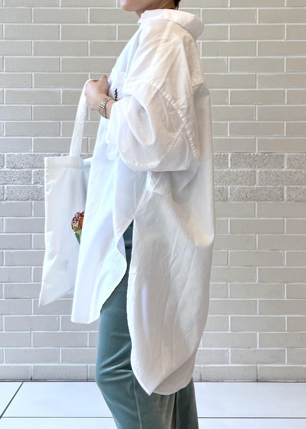 ホワイト系のシャツ/ブラウス、グリーン系のスカート、グリーン系のTシャツ/カットソーを着用したレディースの夏コーディネートの8枚目の写真