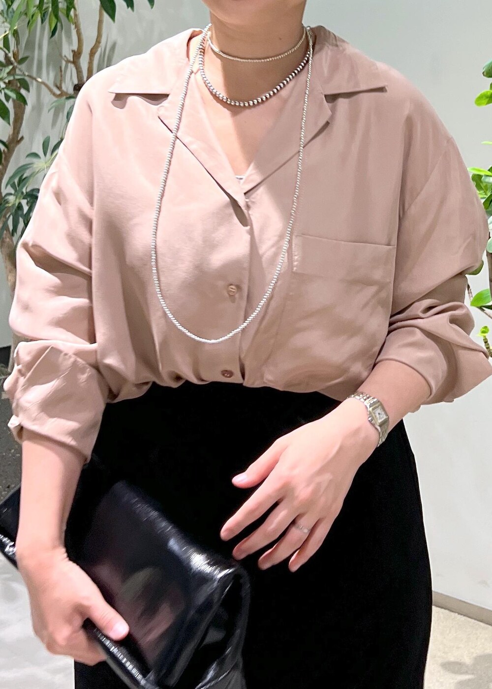 ブラック系のスカート、ピンク系のシャツ/ブラウス、ブラック系のショルダーバッグを着用したレディースの夏コーディネートの7枚目の写真