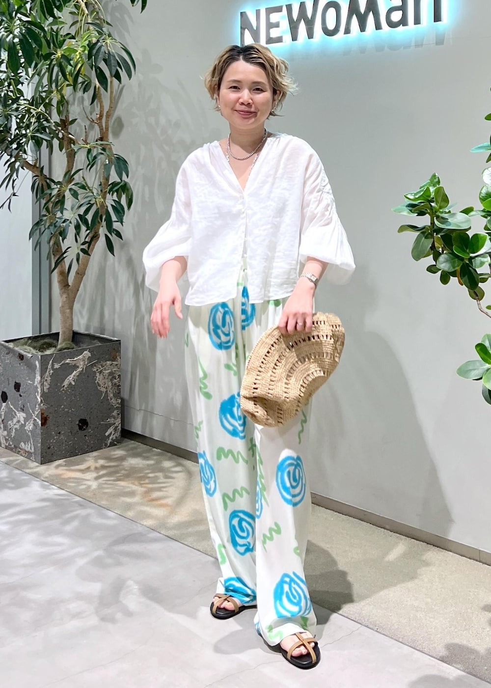 「サロンアダムエロペ、40代コーデ、SUKU、SUKU HOME、スク、スクホーム、MAISON N.H PARIS、メゾンエヌアッシュパリ、MOHI、モヒ、初春コーデ、春コーデ、初夏コーデ、夏コーデ、デートコーデ」｜「MOHIの【MOHI（モヒ）】サンダル（サンダル、ベージュ系）」を使った、Hiromさん（レディース・154cm）の春コーディネートの4枚目の写真