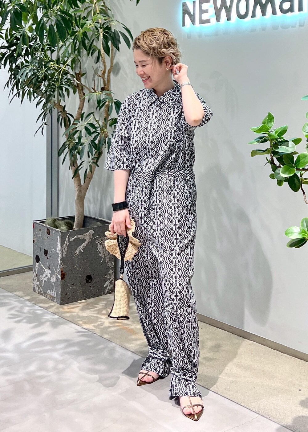 その他のサンダル、グリーン系のTシャツ/カットソー、ブラック系のつなぎ/オールインワンを着用したレディースの夏コーディネートの9枚目の写真