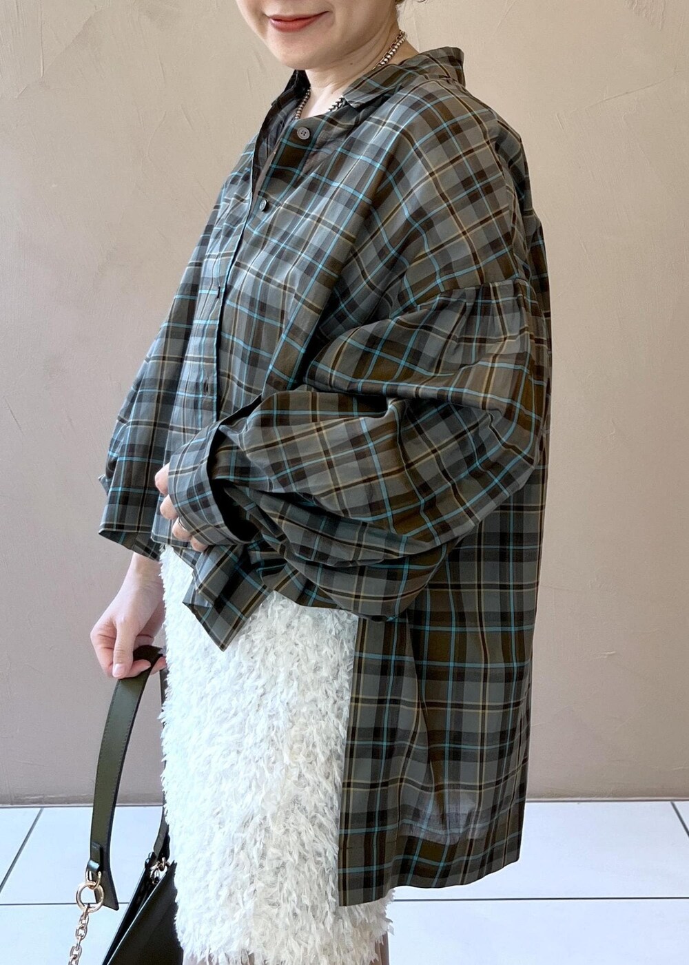 イエロー系のその他パンツ、ブラック系のサンダル、グリーン系のショルダーバッグを着用したレディースの夏コーディネートの6枚目の写真