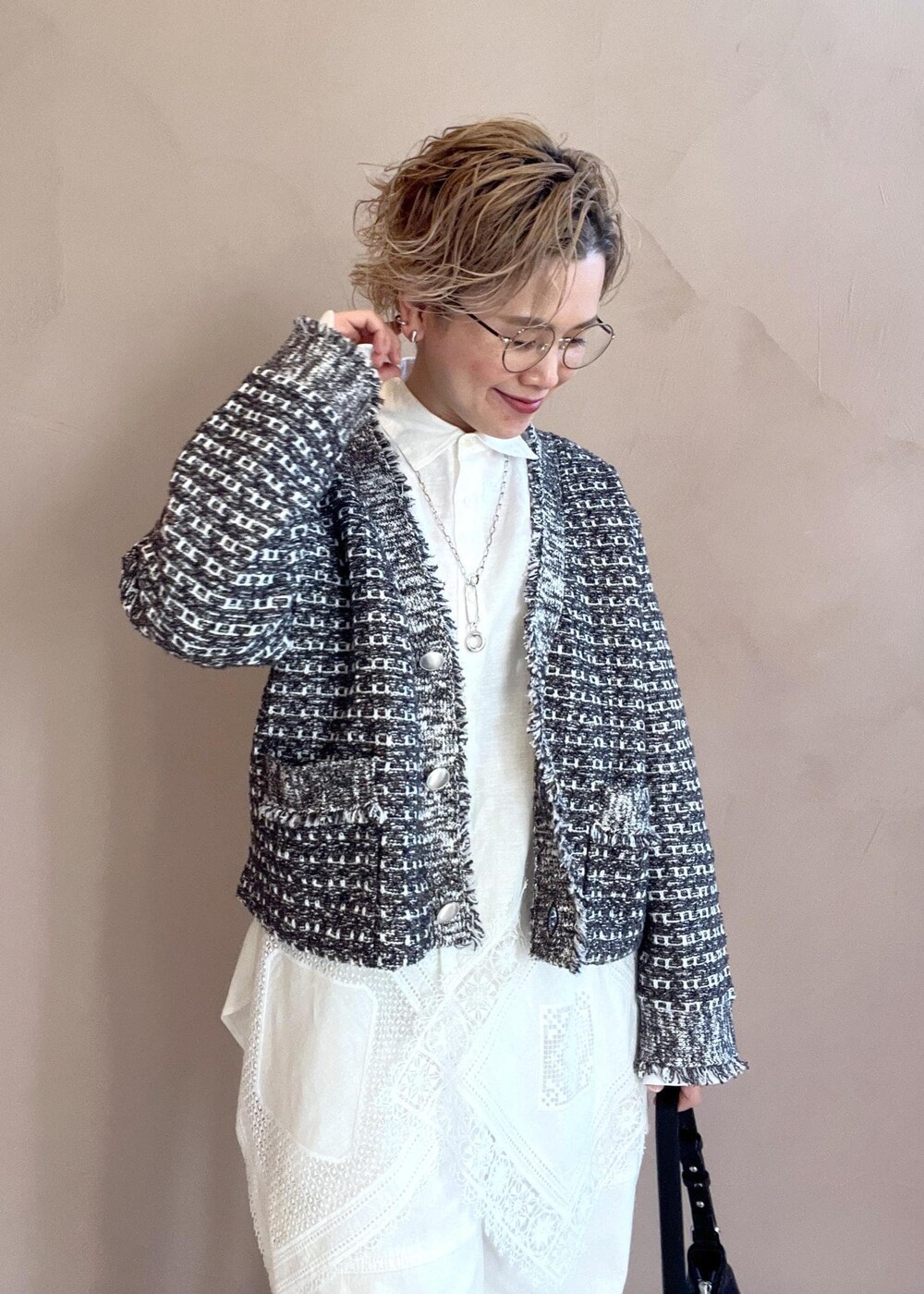 ホワイト系のシャツ/ブラウス、ホワイト系のその他パンツ、ブルー系のカーディガン/ボレロを着用したレディースの冬コーディネートの9枚目の写真