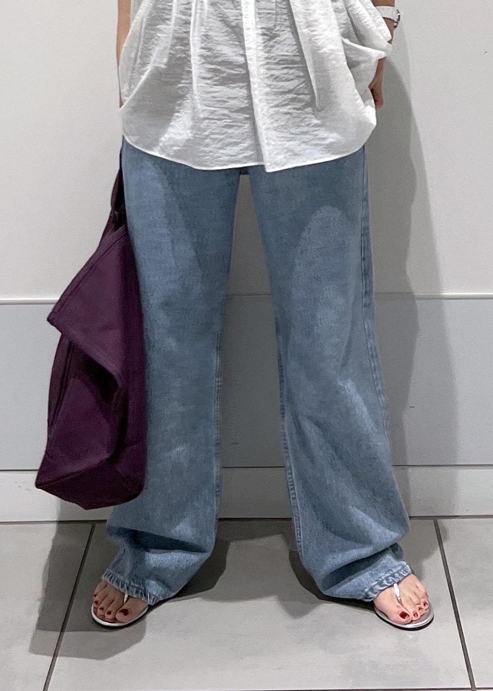 シルバー系のサンダル、ブラック系のTシャツ/カットソー、ホワイト系のキャミソールを着用したレディースの夏コーディネートの6枚目の写真