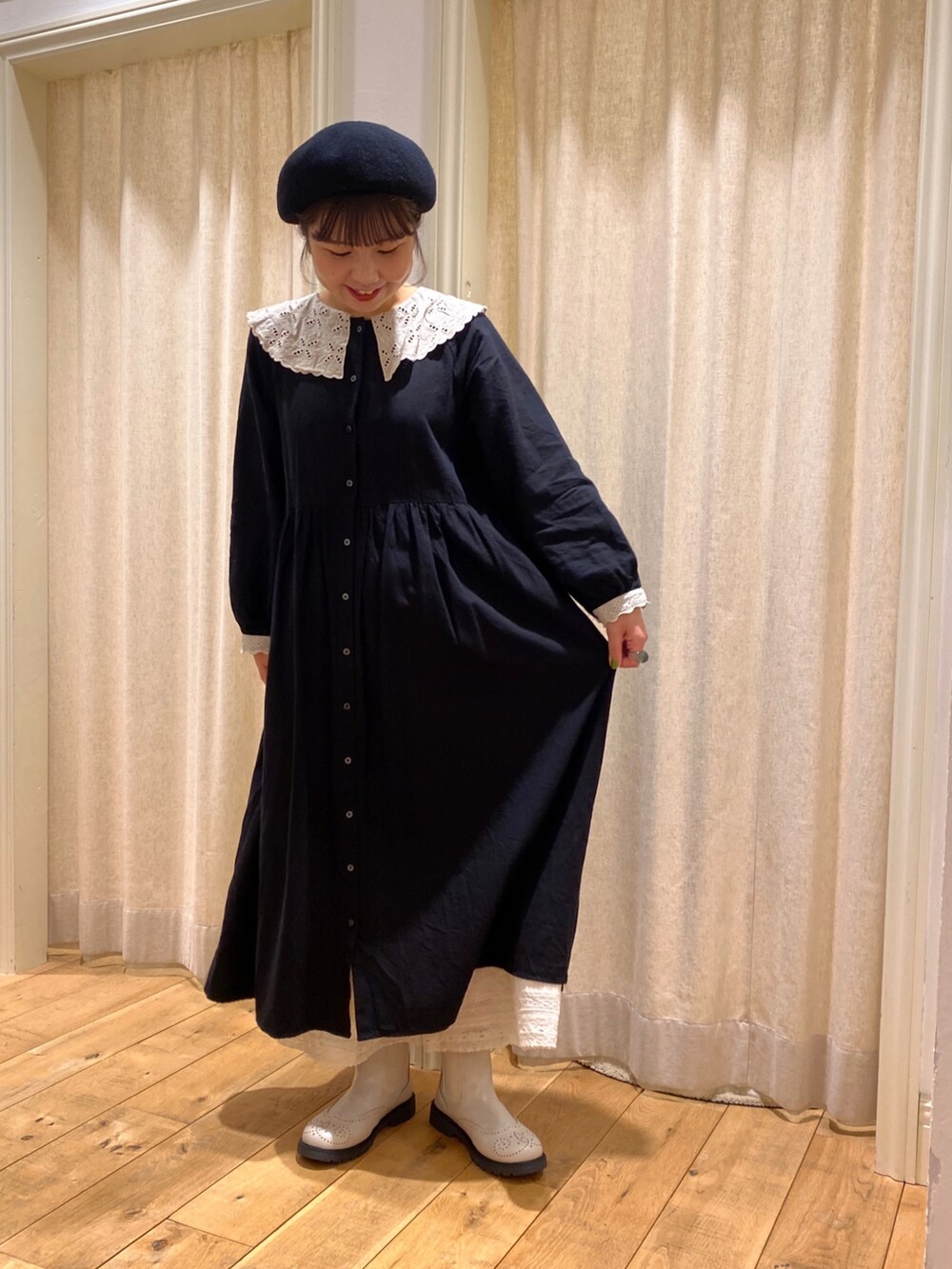 「秋先取りコーデ、シンプルスタイル、秋のコーデ、秋冬コーデ、おでかけコーデ、秋服コーデ、モノトーンコーデ、Samansa Mos2、サマンサ モスモス(Samansa Mos2)、サマンサモスモス」｜「Samansa Mos2の杢カラーベレー帽（ハット、ブラック系）」を使った、むろさん（レディース・158cm）の秋コーディネートの2枚目の写真