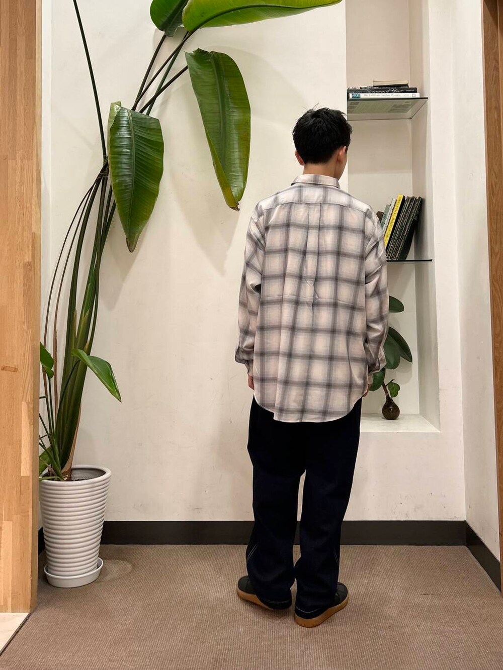 ブルー系のデニムパンツ、ホワイト系のTシャツ/カットソー、ブラック系のスニーカーを着用したメンズの夏コーディネートの4枚目の写真