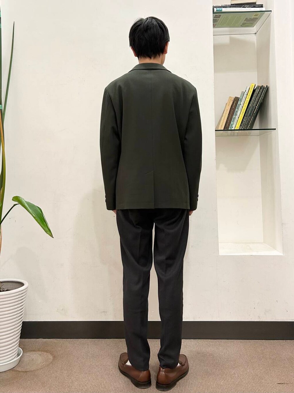 ホワイト系のシャツ/ブラウス、グリーン系のその他アウター、ブラウン系のその他パンツを着用したメンズの冬コーディネートの3枚目の写真