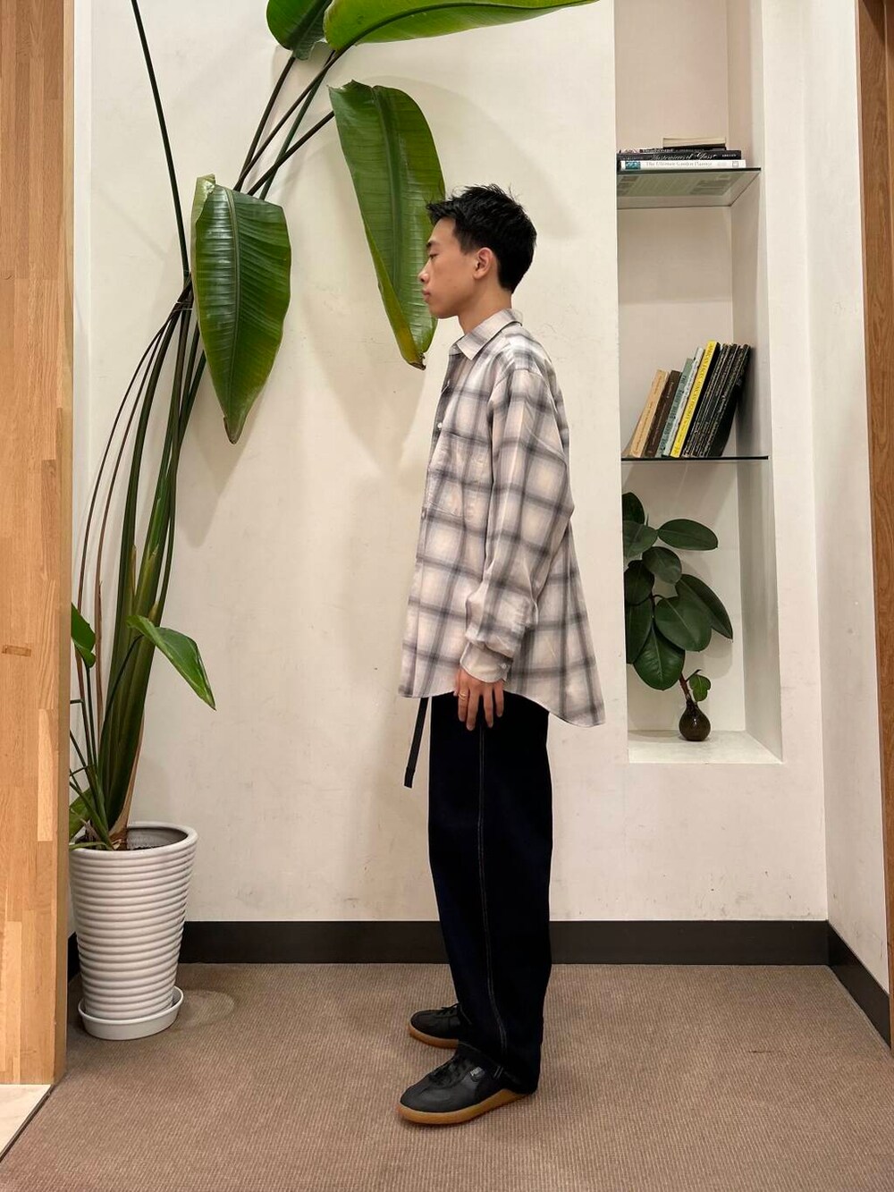 ブルー系のデニムパンツ、ホワイト系のTシャツ/カットソー、ブラック系のスニーカーを着用したメンズの夏コーディネートの3枚目の写真