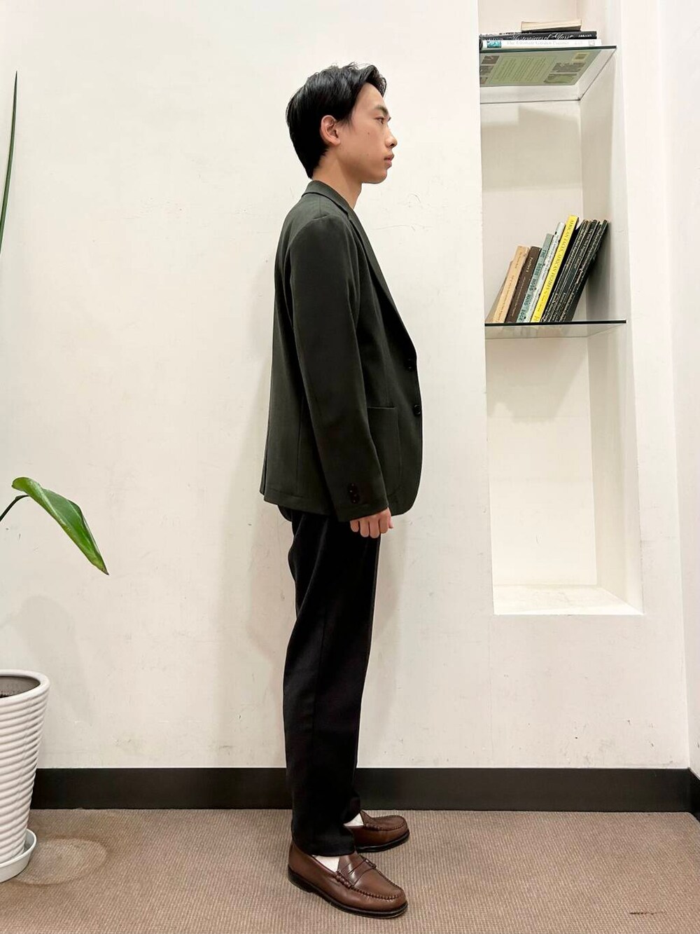 ホワイト系のシャツ/ブラウス、グリーン系のその他アウター、ブラウン系のその他パンツを着用したメンズの冬コーディネートの2枚目の写真