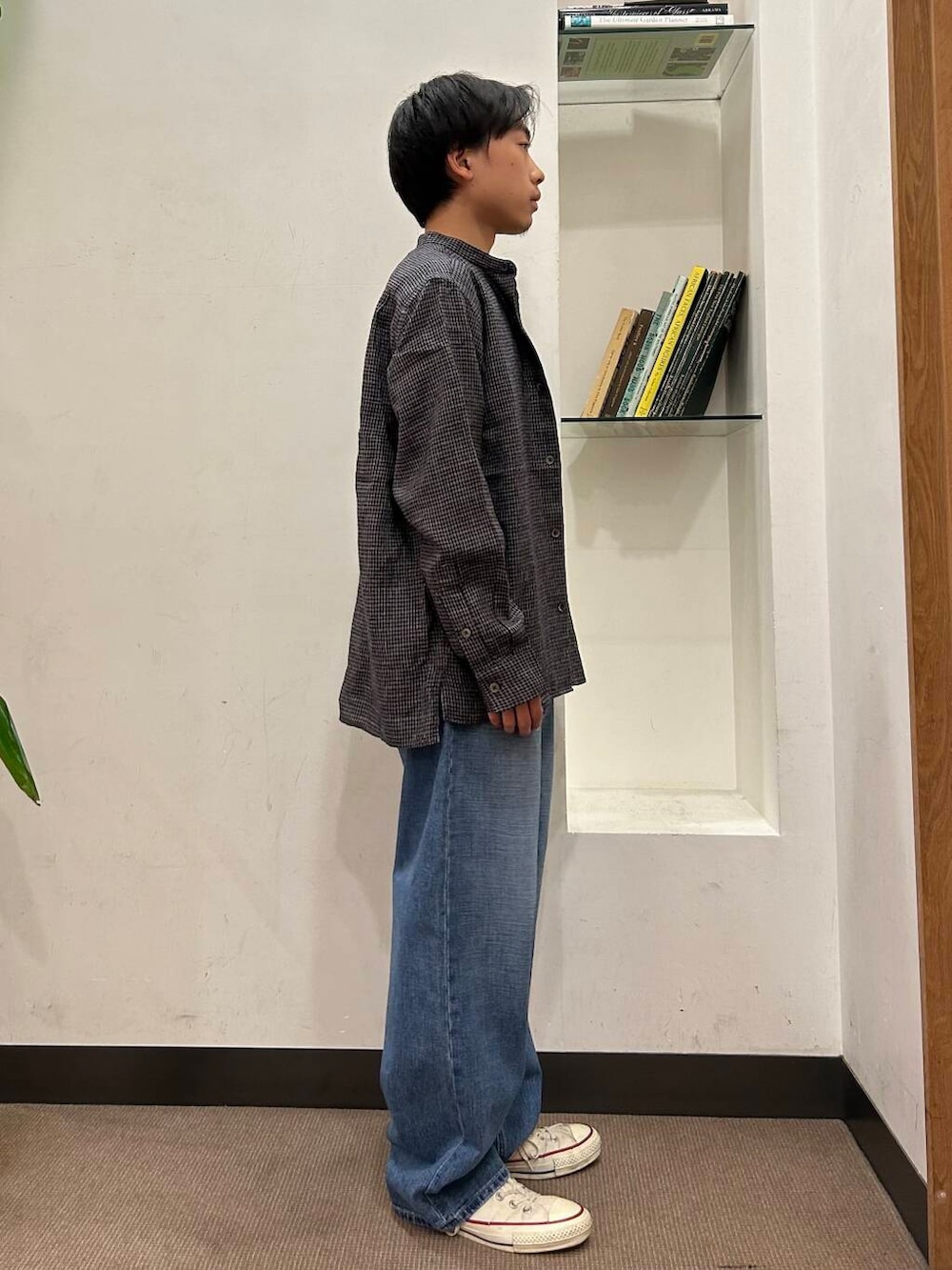 ブラック系のTシャツ/カットソー、ブルー系のデニムパンツを着用したメンズの春コーディネートの2枚目の写真