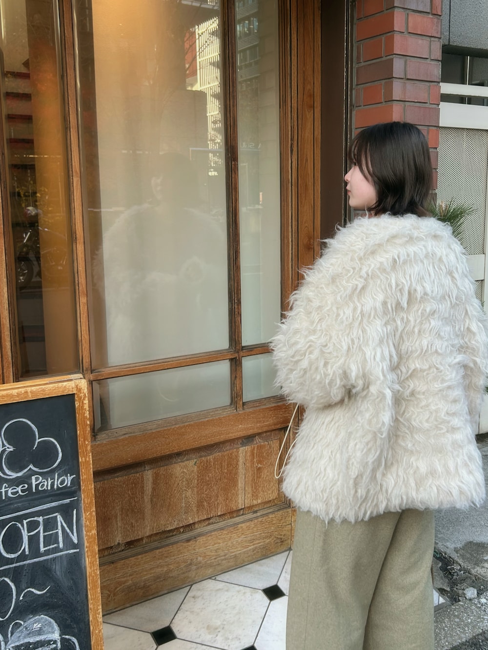「淡色コーデ、シャギーニット、ジャケット」｜「eaphiのアイテム（ノーカラージャケット、グレー系）」を使った、usa_03nagさん（レディース・163cm）の冬コーディネートの4枚目の写真