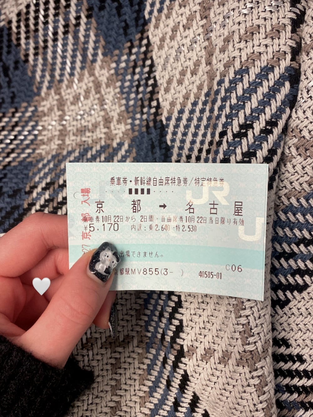 ブラック系のニット/セーター、ブラック系のボストンバッグ、グレー系のスカートを着用したレディースの秋コーディネートの2枚目の写真