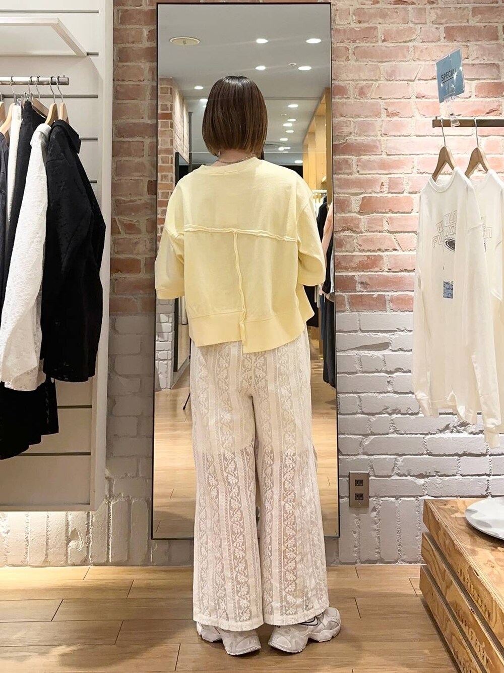 ベージュ系のトートバッグ、ホワイト系のその他パンツ、ホワイト系のTシャツ/カットソーを着用したレディースの春コーディネートの2枚目の写真