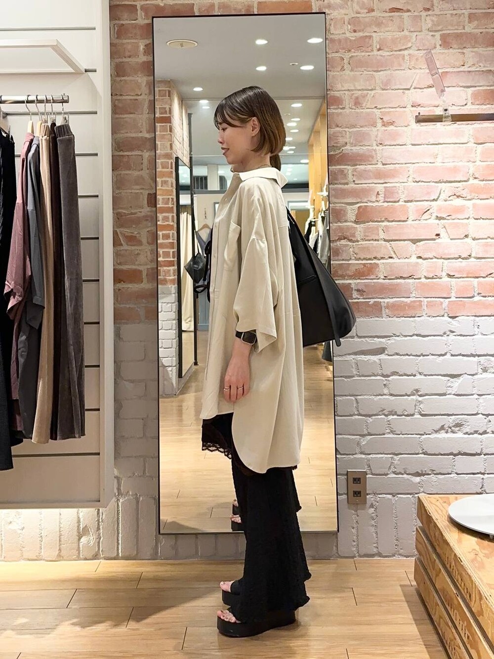 ブラック系のサンダル、ブラック系のその他パンツ、ブラウン系のワンピースを着用したレディースの夏コーディネートの2枚目の写真