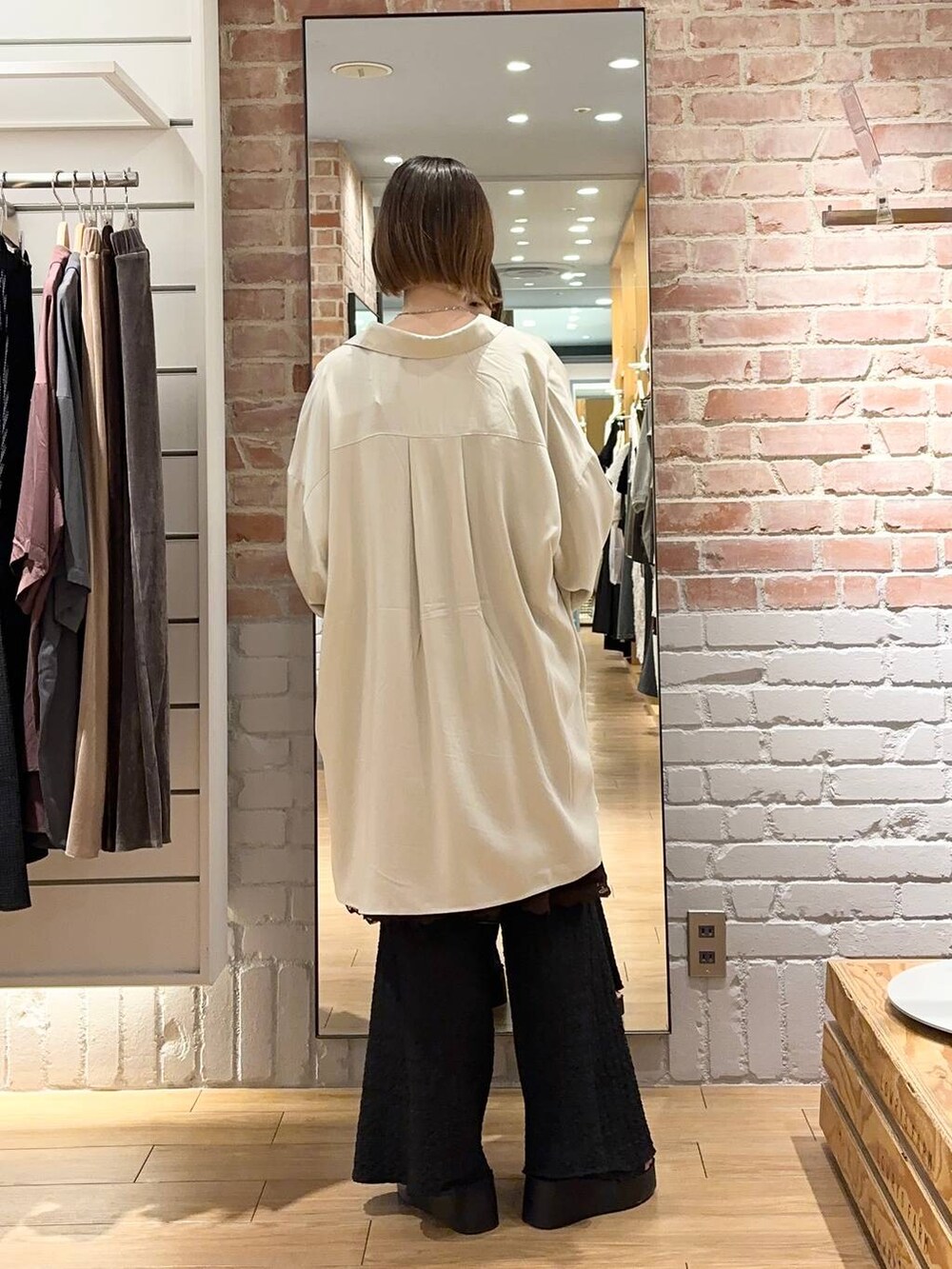 ブラック系のサンダル、ブラック系のその他パンツ、ブラウン系のワンピースを着用したレディースの夏コーディネートの3枚目の写真